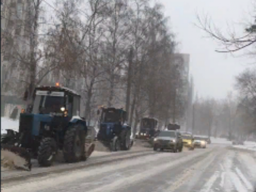 Колонну воюющей со снегом техники показали в Воронеже 