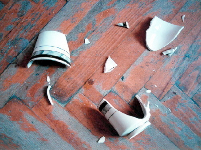 В Воронеже мужчина во время пьянки забил собутыльника керамической кружкой