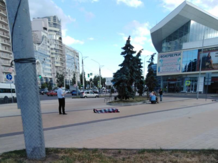 62-летий мужчина умер у гипермаркета в Воронеже 
