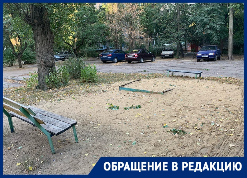 Угнетающий двор с детской площадкой нашли в Советском районе Воронежа
