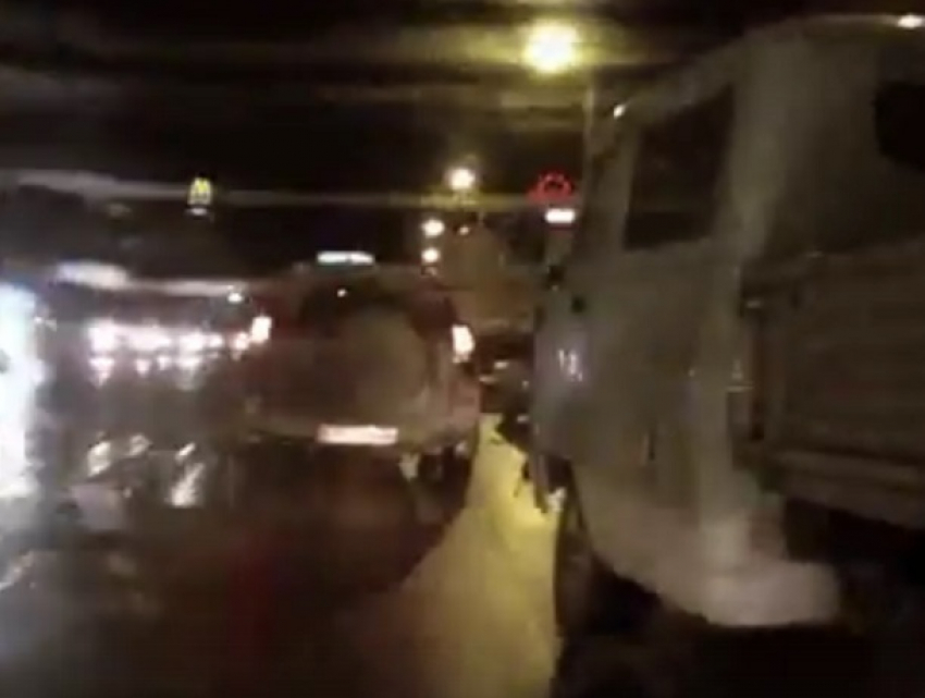 Беспредельщик на УАЗе, сбивающий с дороги в Воронеже автомобиль, попал на видео 