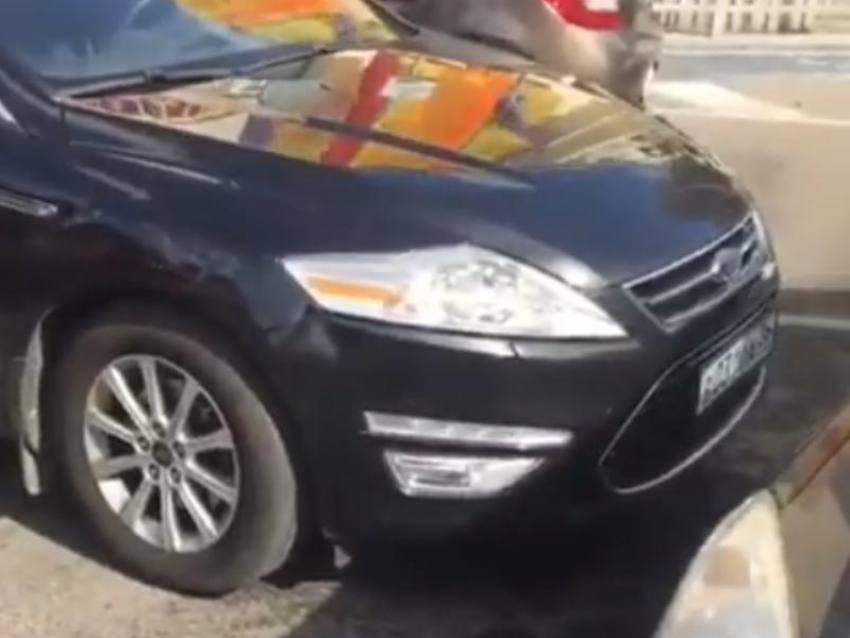 Иномарка чиновников правительства выгнала инвалидов с парковки в Воронеже