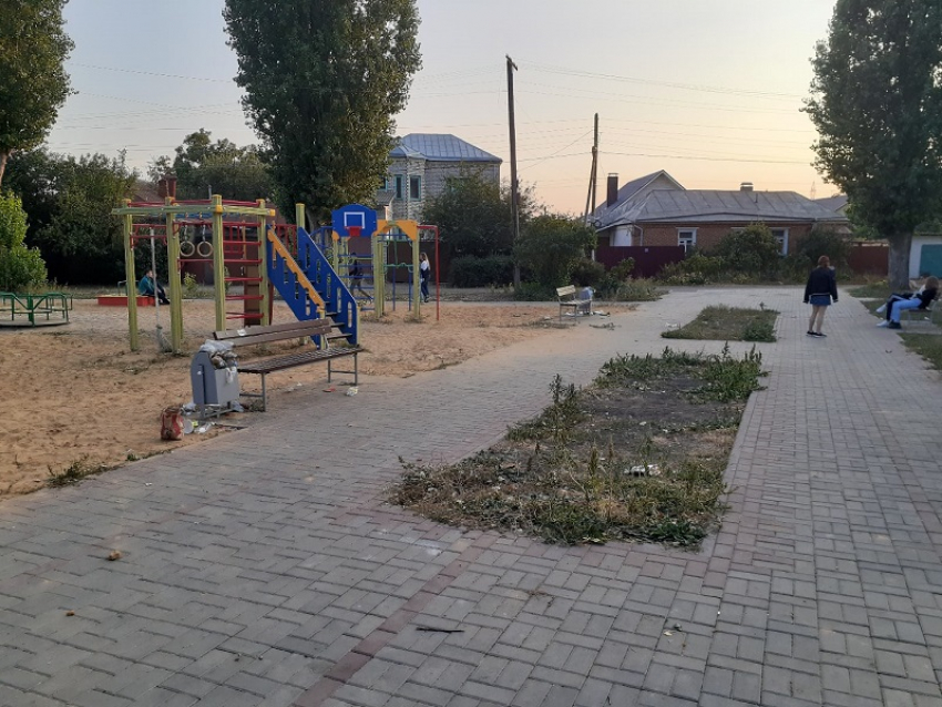Мусорная волна накрыла детскую площадку в Воронеже