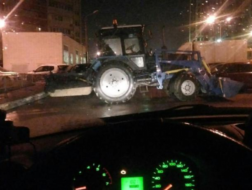 Воронежцы решают, как отомстить автохаму на тракторе