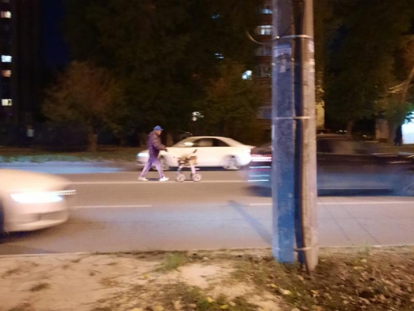 Вояж с коляской по проезжей части сняли на фото в Воронеже
