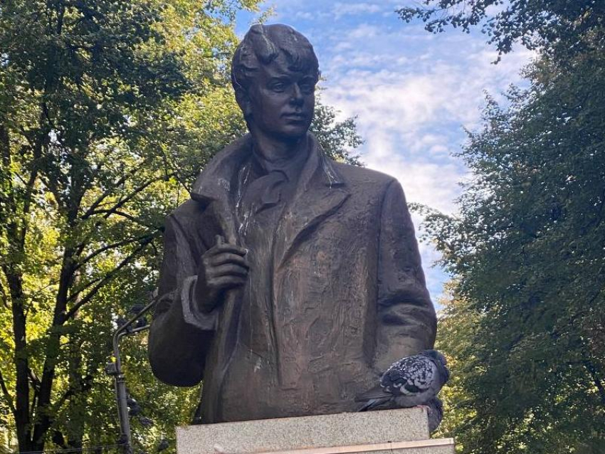 Памятник Есенину в воронежском сквере не помыли перед днем рождения поэта