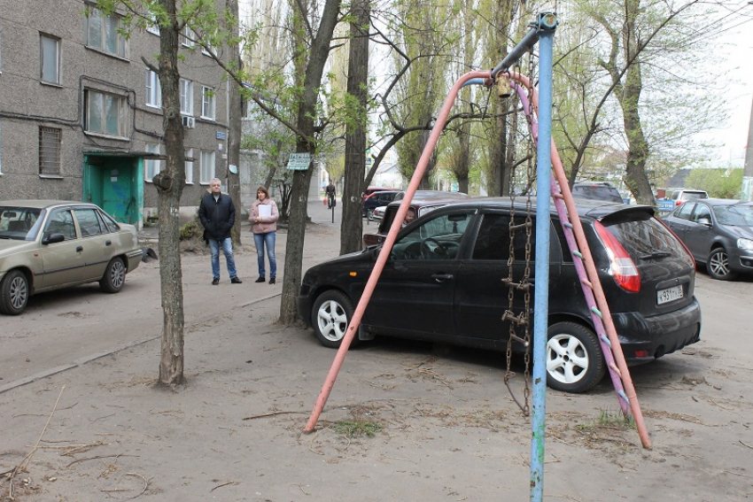 Воронежцы уже три года не могут добиться ремонта разбитого двора 