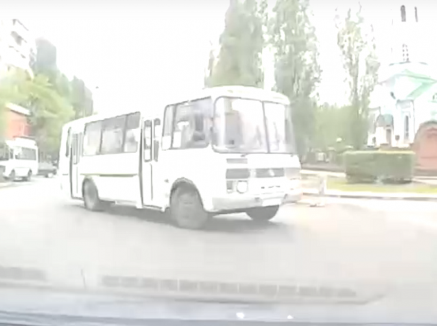 Доминирование маршрутчика на перекрестке попало на видео в Воронеже