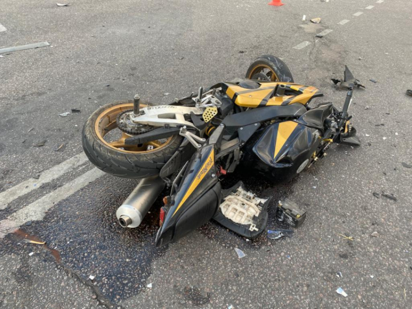 Последствия смертельного ДТП с ВАЗ и мотоциклистом показали под Воронежем 