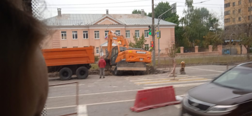 Новые дорожные раскопки парализовали улицу в Воронеже