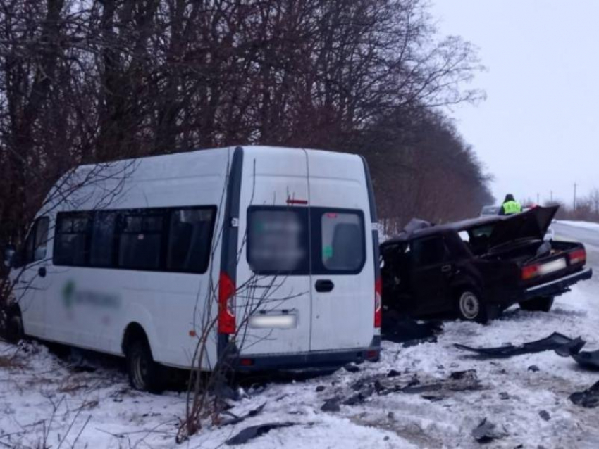 Два автомобиля столкнулись на воронежской трассе – погиб один человек и еще трое пострадали