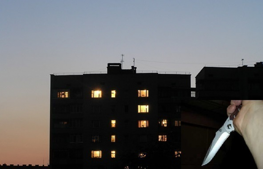 В Воронеже мужчина из-за ревности чуть не убил подругу ножом