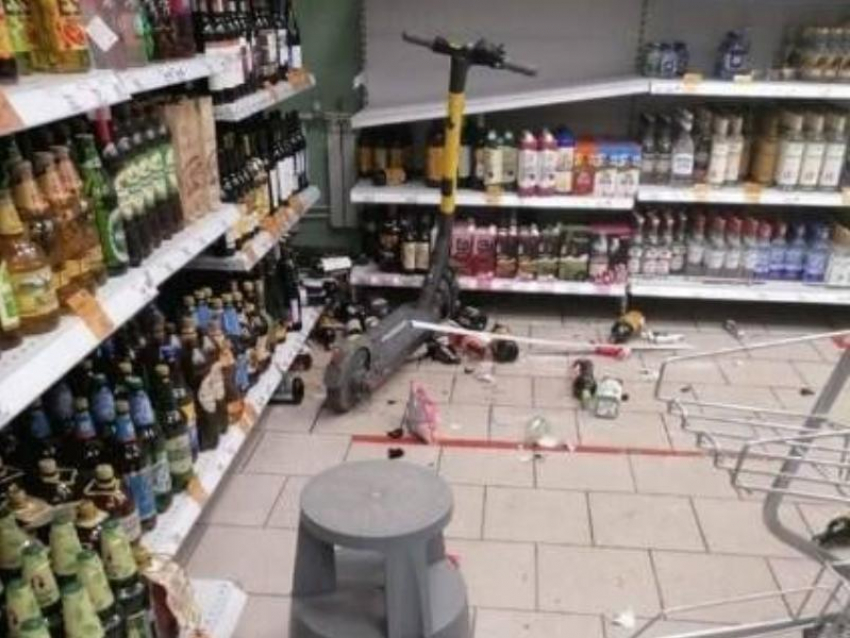 Электросамокат приехал в воронежский супермаркет и смел полку с алкоголем 