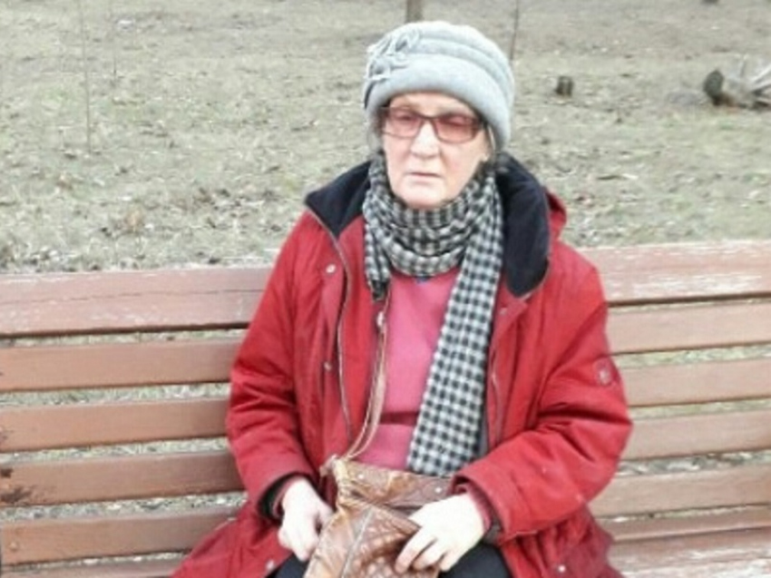 Пенсионерку в темных очках и красной куртке разыскивают в Воронеже