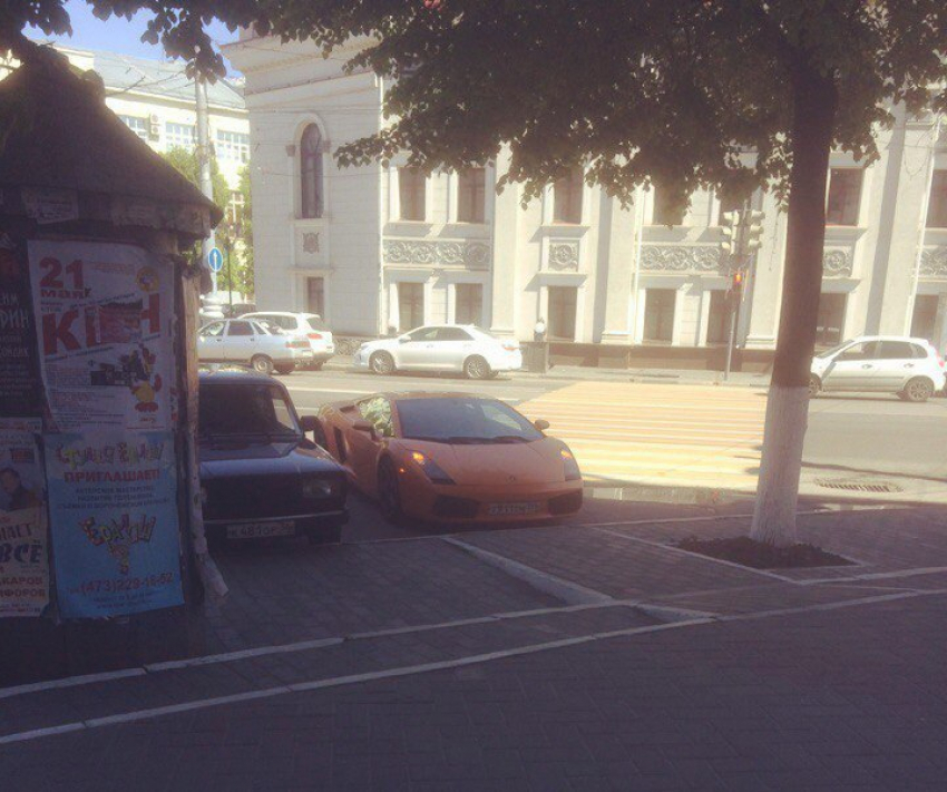 Вставшие рядом на парковке Lamborghini и ВАЗ развеселили воронежцев