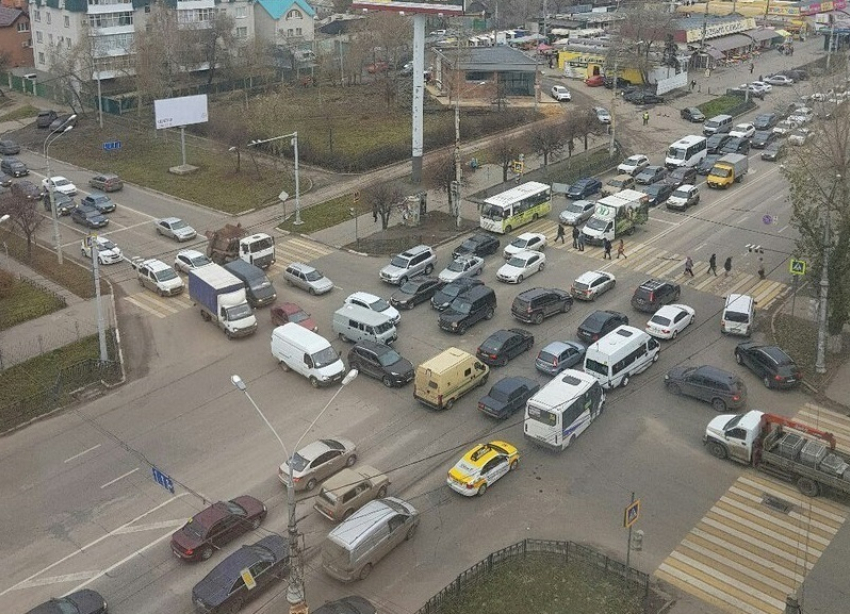 На перекрестке в Воронеже сфотографировали дорожный ад 