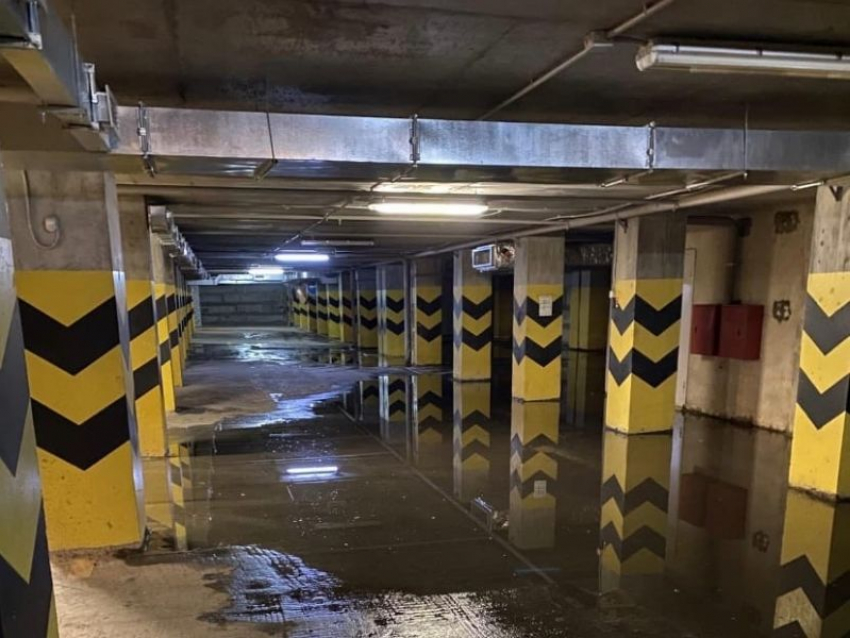 Подземный паркинг затопило в жилом комплексе у «Юбилейного» в Воронеже