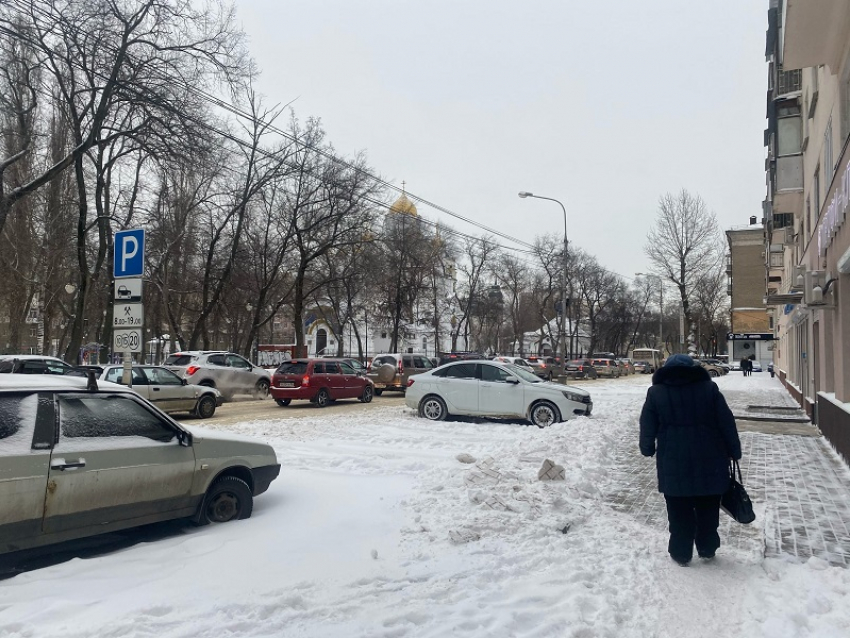 Кладбище грязного снега: рекордные осадки вытеснили машины с платных парковок в Воронеже 