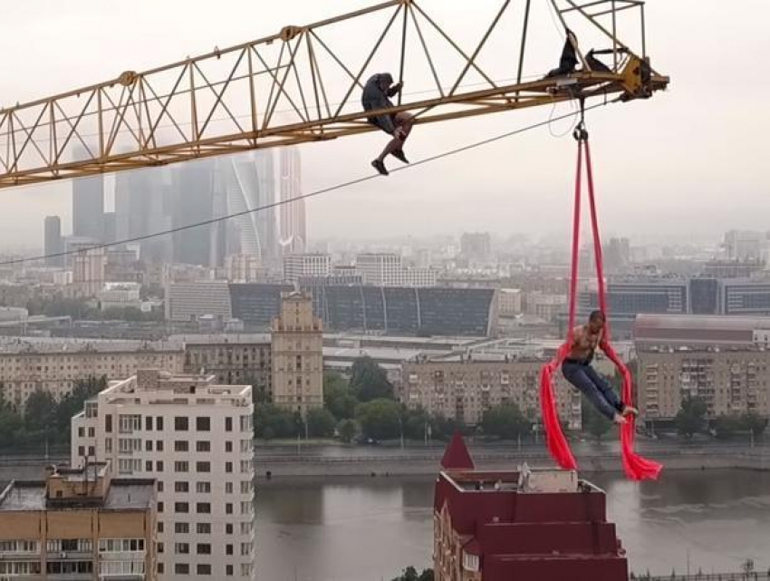 Экстремальный трюк воронежца на башенном кране в Москве попал на видео