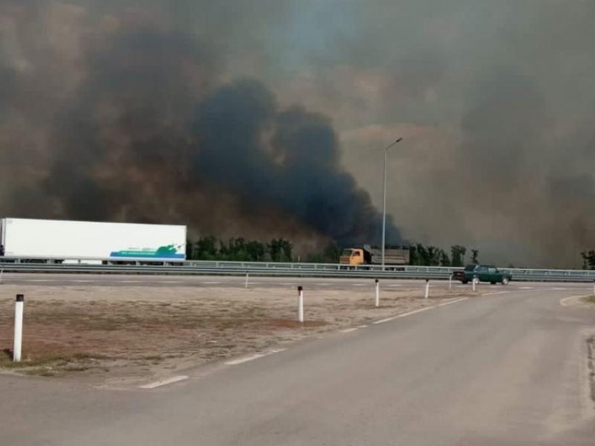 Мощный пожар двигается в сторону воронежского ТРЦ «Град» 