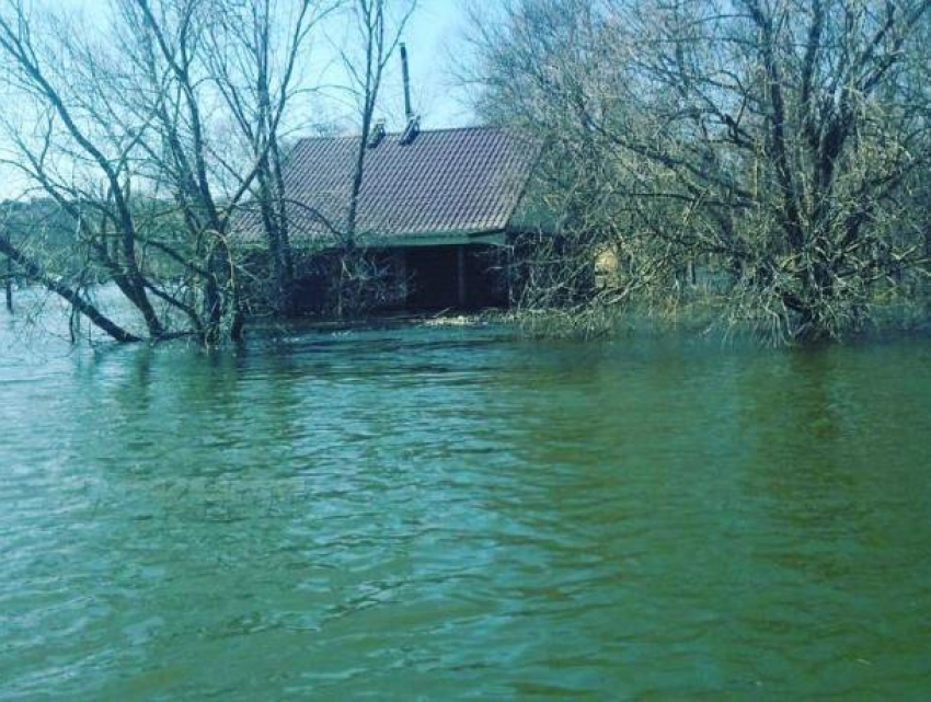 Воронежцы сообщают еще об одном затопленном поселке
