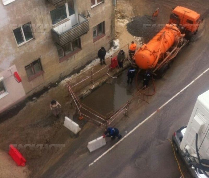 Специалисты РВК-Воронеж  устраняют повреждение канализационной трубы на улице 20 лет ВЛКСМ