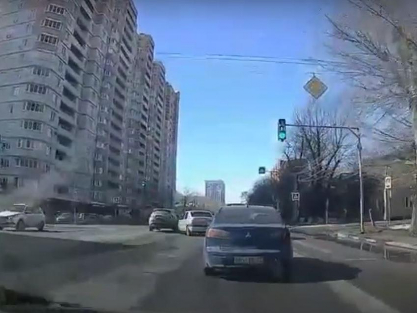 Завернул на светофоре: момент быстрого ДТП попал на видео в Воронеже