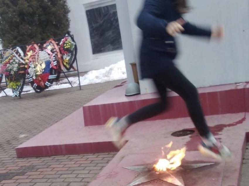 Прокуратура заинтересовалась прыжками школьницы через Вечный огонь под Воронежем