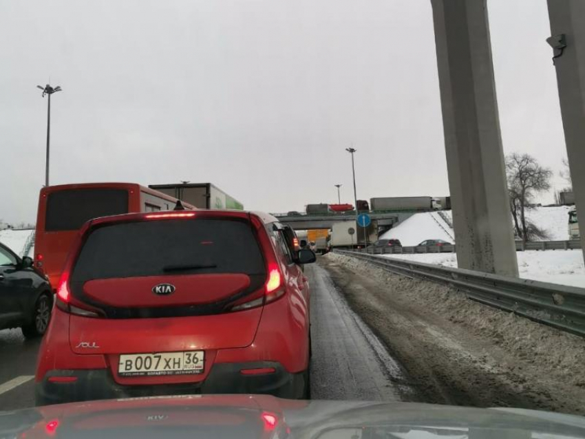 Пятикилометровый затор образовался на выезде из Воронежа