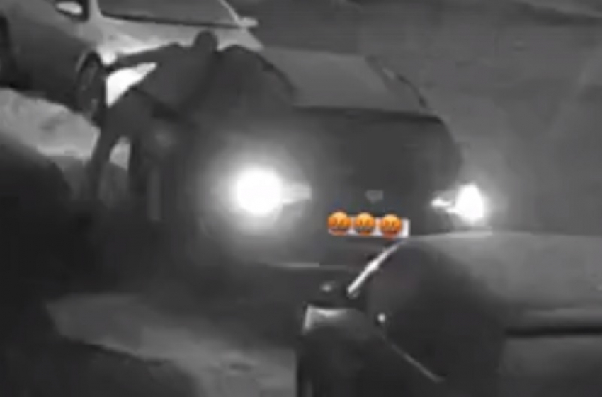 Орудующий грабитель машин в Северном районе Воронежа попал на видео