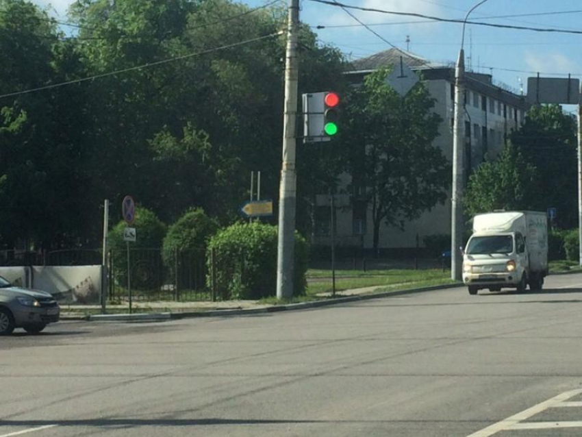 Подставляющий водителей светофор заметили в Воронеже