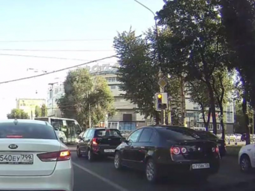 Опасный маневр маршрутчика попал на видео в центре Воронежа