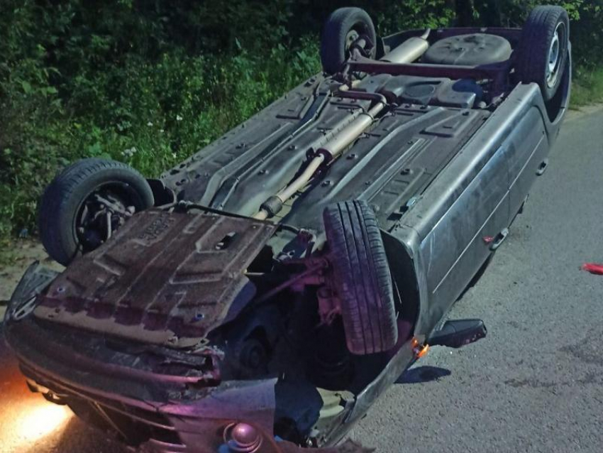 Пьяный мужчина опрокинул LADA Granta ночью в Воронеже