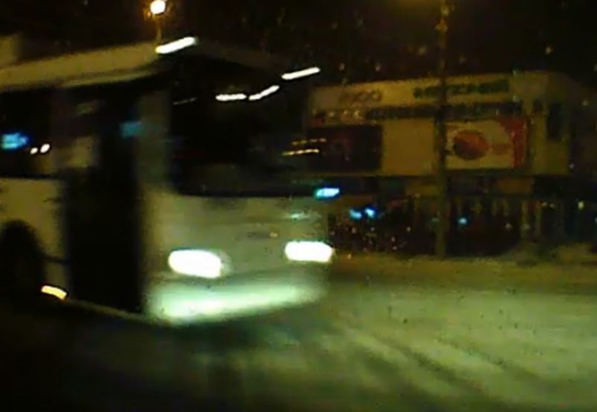На видео попало, как маршрутчик чуть не угробил жительницу Воронежа