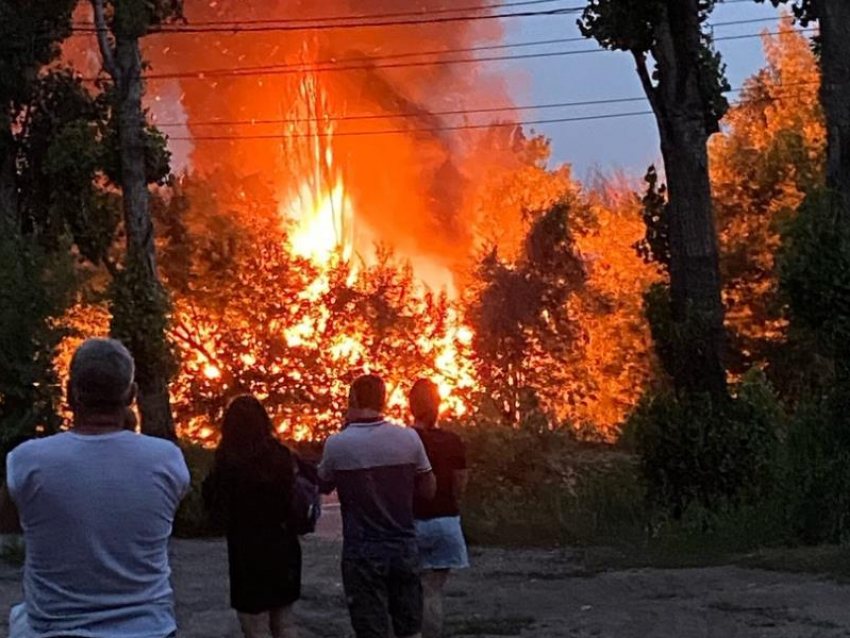 Крупный пожар в заброшенном здании сняли на левом берегу Воронежа 