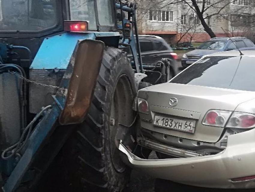 В Воронеже трактор раскурочил «Мазду» мастера парковки