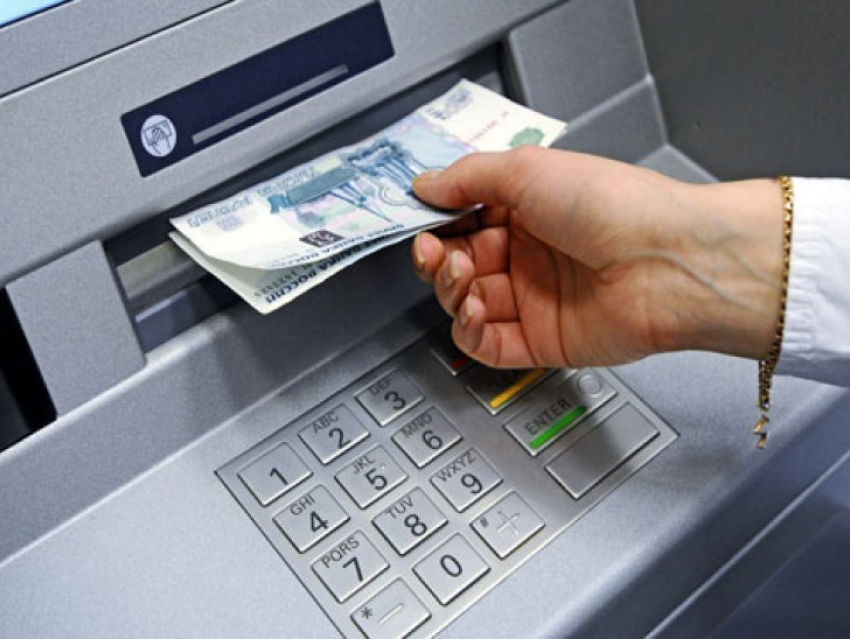 В Воронеже в банкомате торгового центра обнаружено шпионское устройство