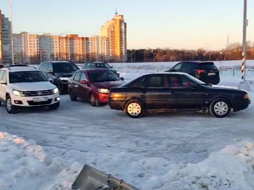 Водители выстроились в очередь на массовое нарушение ПДД в Воронеже