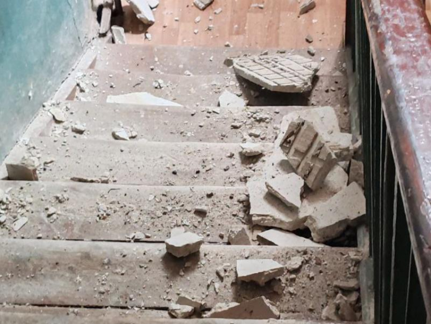 Могло упасть на голову: последствия обрушения потолка показали в 67-летнем доме в Воронеже