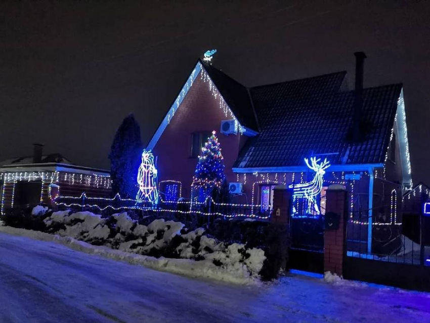 Светящийся новогодний домик стал звездой соцсетей в Воронежской области