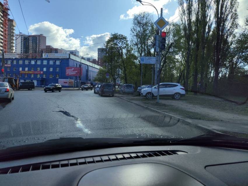 Массовое автохамство заметили у миграционного центра в Воронеже