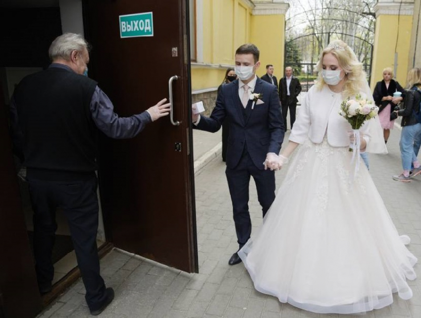 Пандемия на треть сократила число летних браков в Воронежской области