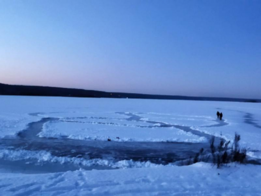 Воронежцы самостоятельно расчистили каток на водохранилище, разбираемся, безопасно ли это 