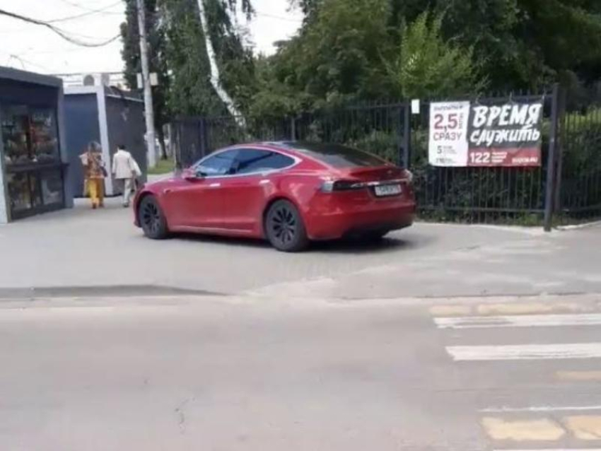 Царская парковка на «Тесле» отменила тротуар у политеха в Воронеже
