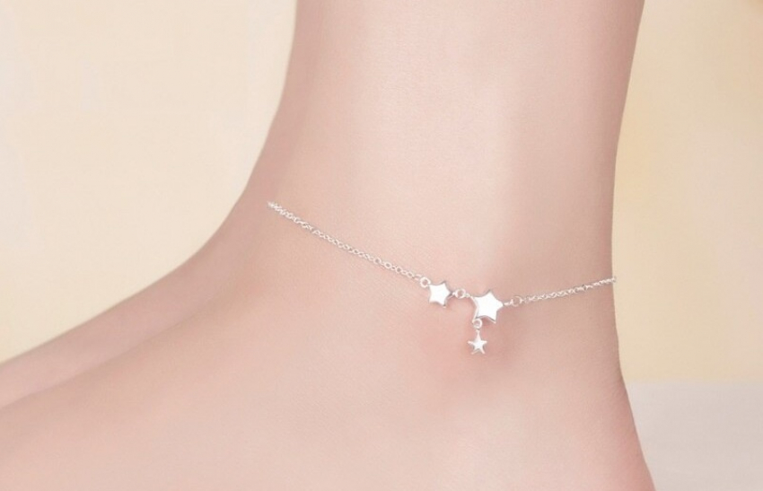 Браслет на ногу: как носить трендовое украшение