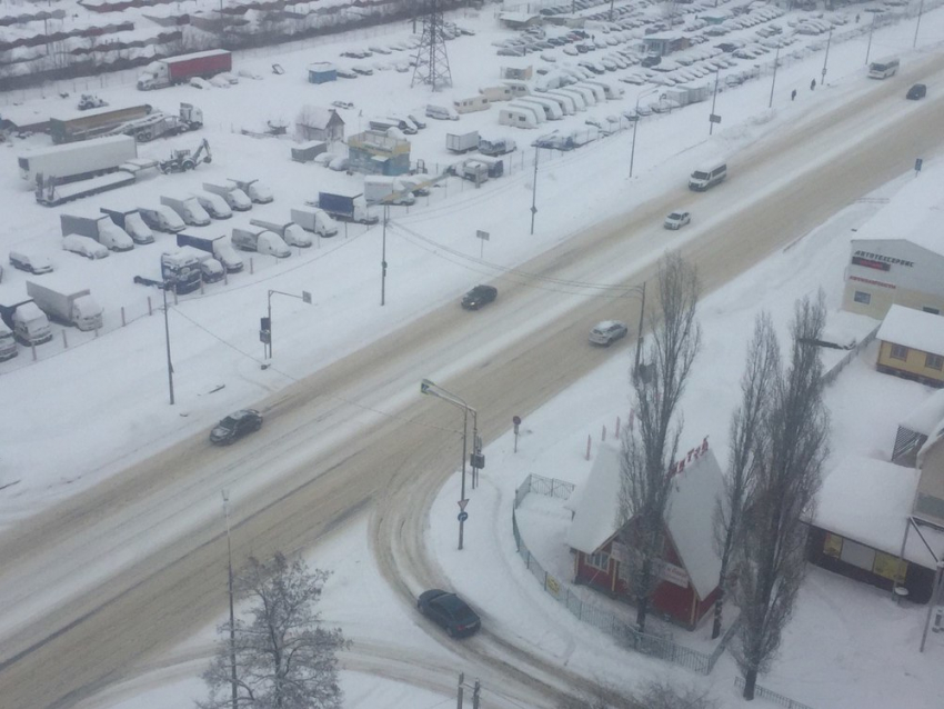 Снегопад превратил дороги Воронежа в непролазные ловушки 