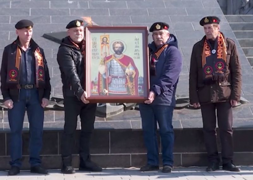 Огромная икона святого Александра Невского добралась из Владивостока в Воронеж