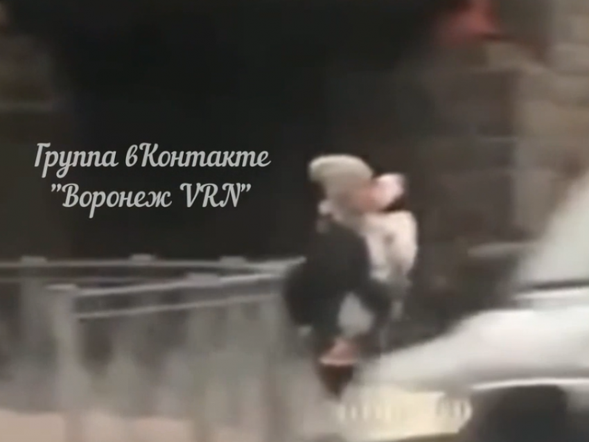Женщина с младенцем на руках проехалась по проезжей части на моноколесе в Воронеже 