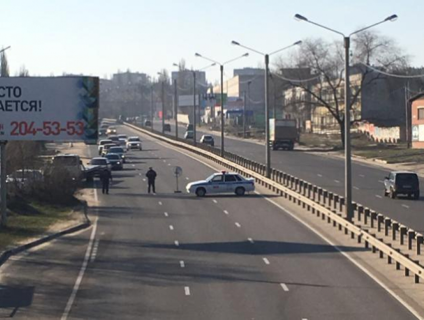 Воронежцы сообщают о перекрытии дороги из-за Красной горки