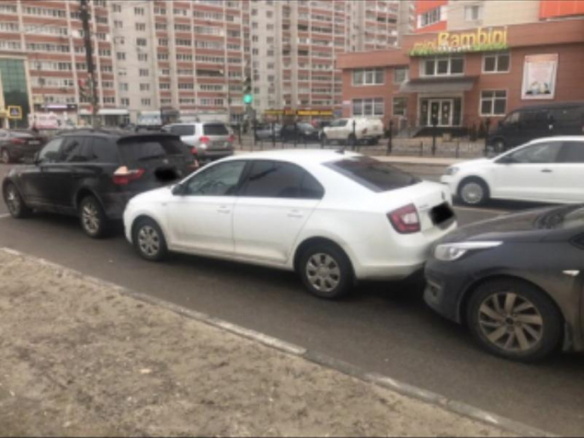 Паровозик из 5 машин парализовал движение в Воронеже